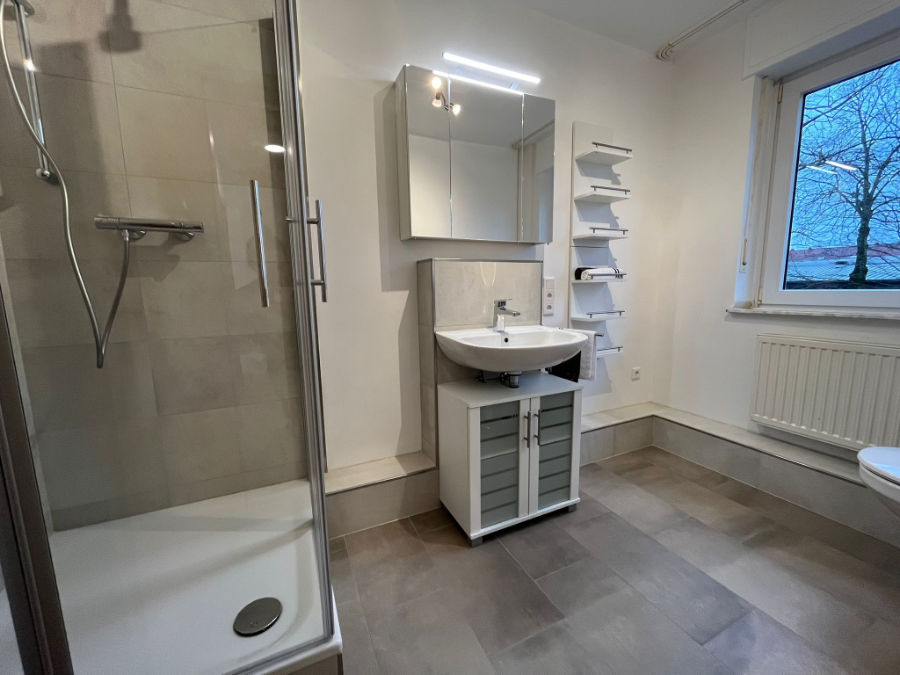 Modernes Badezimmer mit Dusche in der Monteurwohnung in Dülmen
