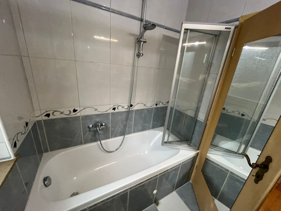 Modernes zweites Badezimmer mit Badewanne in der Monteurwohnung in Dülmen