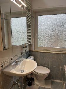 Monteurwohnung in Dülmen | Badezimmer 1 mit Badewanne - Ansicht 2
