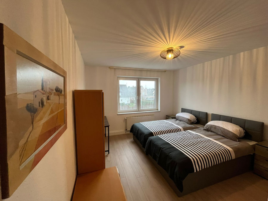 2. Schlafzimmer der Monteurwohnung in Dülmen mit zwei zusammenstehenden Einzelbetten | Schlafzimmer Ansicht A