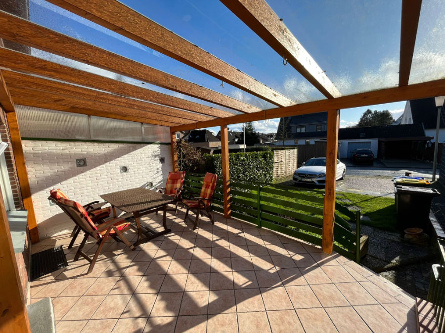 Terrasse mit Sitzgelegenheiten und kleinem Garten – ideal für Monteure zum Entspannen