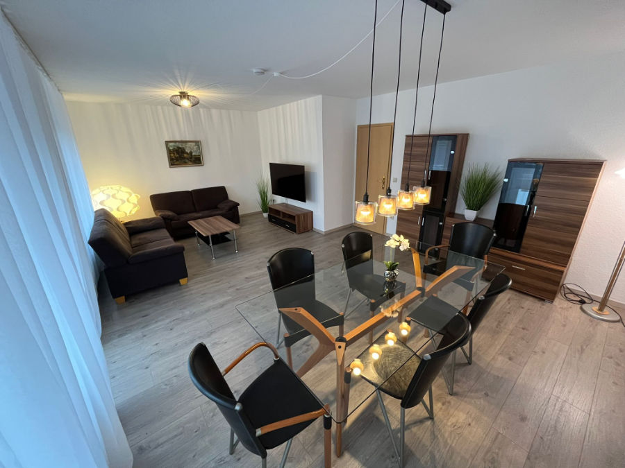 Großzügiges Wohnzimmer mit Sofaecke und 55-Zoll-TV in der Monteurwohnung Dülmen | Wohnzimmeransicht 01